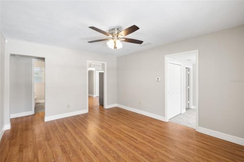 House in Tampa, Florida 4 bedrooms, 128.67 sq.m. № 2167305 - photo 10