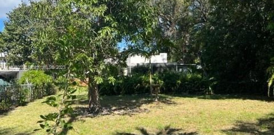 House in Biscayne Park, Florida 2 bedrooms, 107.49 sq.m. № 1951876