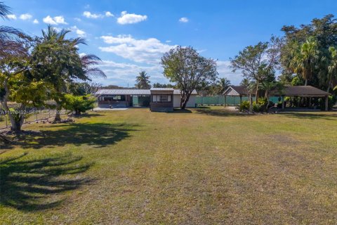 Casa en venta en Miami, Florida, 5 dormitorios, 208.47 m2 № 2040775 - foto 30