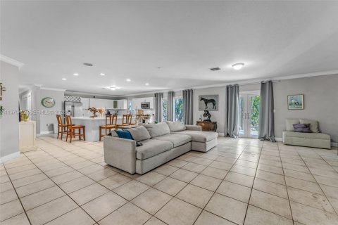 Casa en venta en Miami, Florida, 5 dormitorios, 208.47 m2 № 2040775 - foto 9