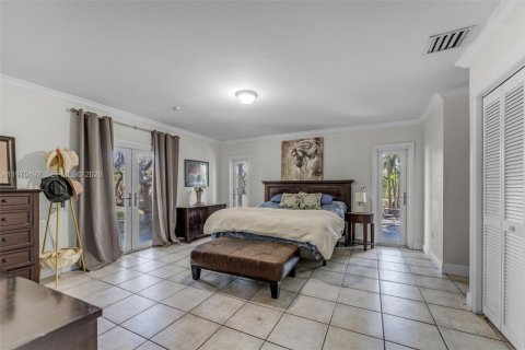 Casa en venta en Miami, Florida, 5 dormitorios, 208.47 m2 № 2040775 - foto 15
