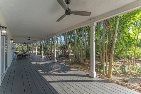 Casa en venta en Miami, Florida, 5 dormitorios, 208.47 m2 № 2040775 - foto 4