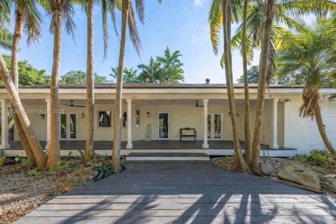 Casa en venta en Miami, Florida, 5 dormitorios, 208.47 m2 № 2040775 - foto 2