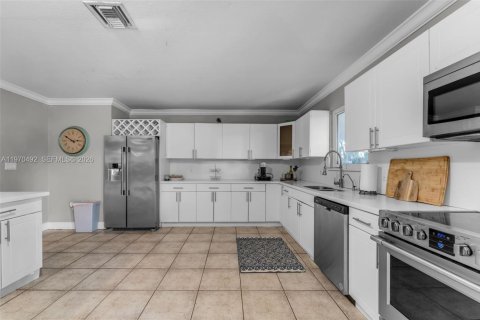 Casa en venta en Miami, Florida, 5 dormitorios, 208.47 m2 № 2040775 - foto 14