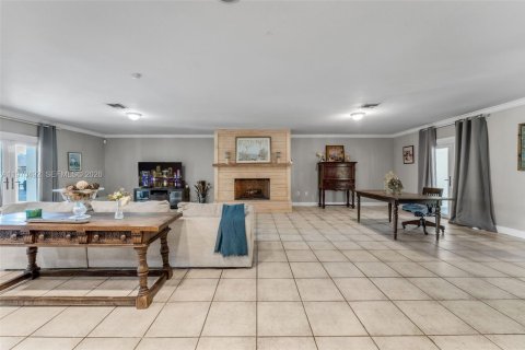 Casa en venta en Miami, Florida, 5 dormitorios, 208.47 m2 № 2040775 - foto 10