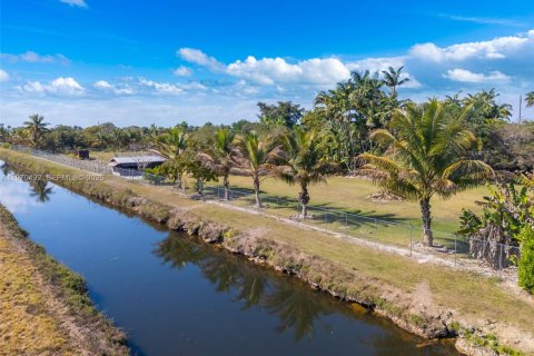 Casa en venta en Miami, Florida, 5 dormitorios, 208.47 m2 № 2040775 - foto 29