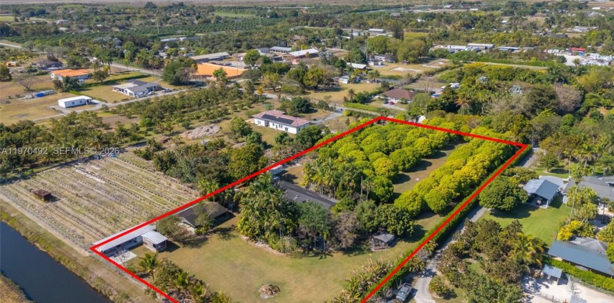 Casa en Miami, Florida 5 dormitorios, 208.47 m2 № 2040775