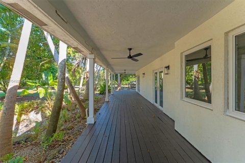 Casa en venta en Miami, Florida, 5 dormitorios, 208.47 m2 № 2040775 - foto 3
