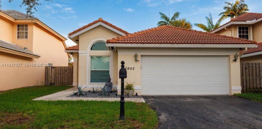 House in Margate, Florida 3 bedrooms, 169.45 sq.m. № 1994889