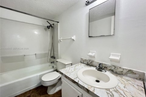 Condo in Oakland Park, Florida, 3 bedrooms  № 2050661 - photo 11