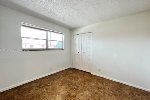 Condo in Oakland Park, Florida, 3 bedrooms  № 2050661 - photo 9