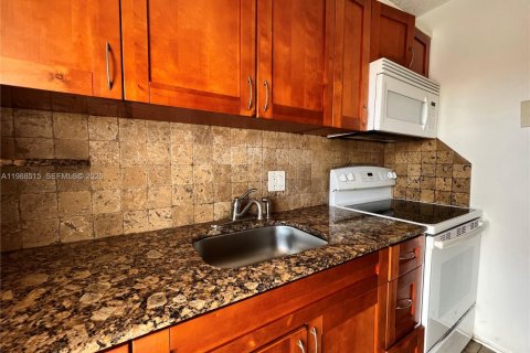 Condo in Oakland Park, Florida, 3 bedrooms  № 2050661 - photo 6