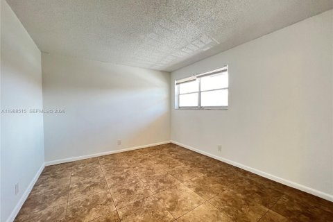 Condo in Oakland Park, Florida, 3 bedrooms  № 2050661 - photo 13