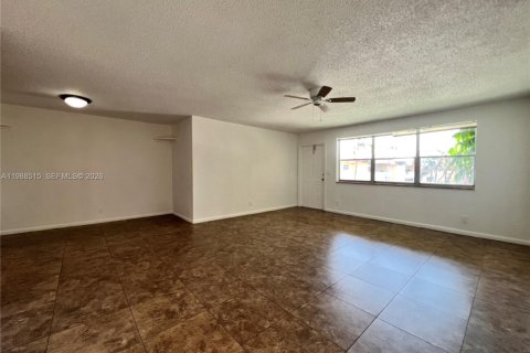 Condo in Oakland Park, Florida, 3 bedrooms  № 2050661 - photo 2
