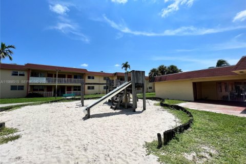 Condo in Oakland Park, Florida, 3 bedrooms  № 2050661 - photo 17