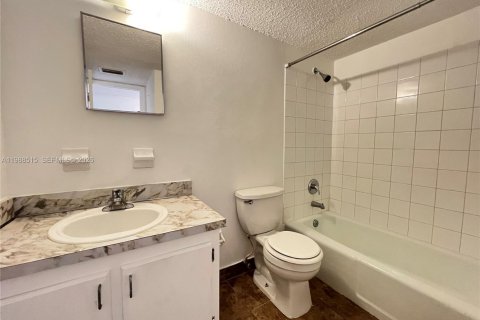 Condo in Oakland Park, Florida, 3 bedrooms  № 2050661 - photo 14