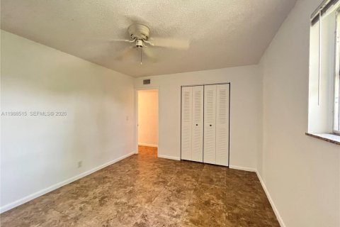 Condo in Oakland Park, Florida, 3 bedrooms  № 2050661 - photo 12