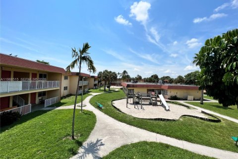 Condo in Oakland Park, Florida, 3 bedrooms  № 2050661 - photo 15