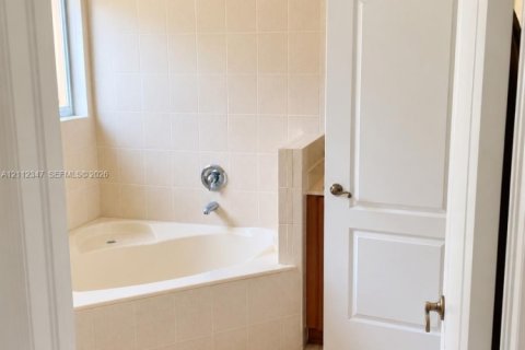 Villa ou maison à louer à Miami Lakes, Floride: 3 chambres, 162.39 m2 № 2432531 - photo 8