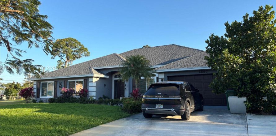House in Port St. Lucie, Florida 4 bedrooms, 279.54 sq.m. № 2036713