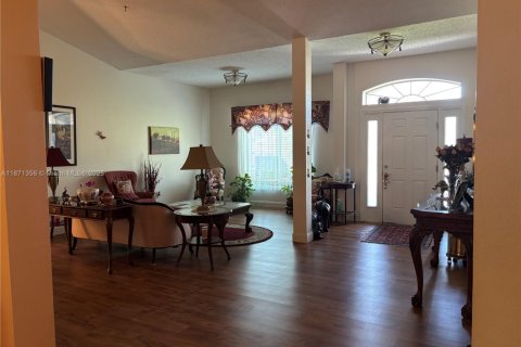 House in Port St. Lucie, Florida 4 bedrooms, 279.54 sq.m. № 2036713 - photo 5