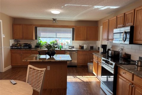 House in Port St. Lucie, Florida 4 bedrooms, 279.54 sq.m. № 2036713 - photo 8