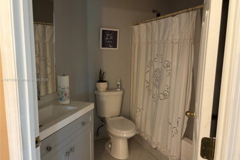 House in Port St. Lucie, Florida 4 bedrooms, 279.54 sq.m. № 2036713 - photo 6