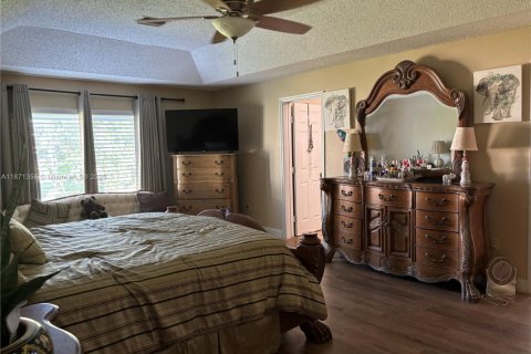 House in Port St. Lucie, Florida 4 bedrooms, 279.54 sq.m. № 2036713 - photo 13