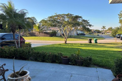 House in Port St. Lucie, Florida 4 bedrooms, 279.54 sq.m. № 2036713 - photo 18