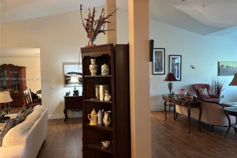 House in Port St. Lucie, Florida 4 bedrooms, 279.54 sq.m. № 2036713 - photo 4