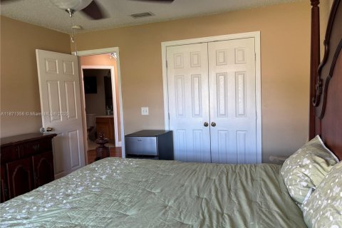 House in Port St. Lucie, Florida 4 bedrooms, 279.54 sq.m. № 2036713 - photo 7