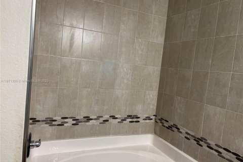 House in Port St. Lucie, Florida 4 bedrooms, 279.54 sq.m. № 2036713 - photo 14