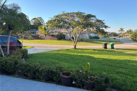 House in Port St. Lucie, Florida 4 bedrooms, 279.54 sq.m. № 2036713 - photo 2