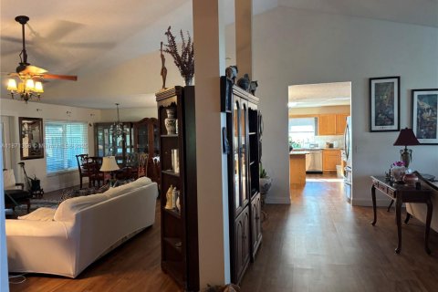 House in Port St. Lucie, Florida 4 bedrooms, 279.54 sq.m. № 2036713 - photo 9