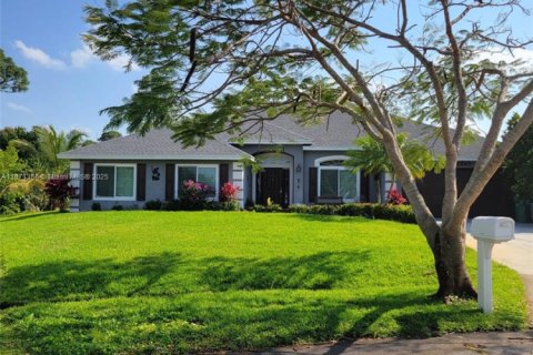 House in Port St. Lucie, Florida 4 bedrooms, 279.54 sq.m. № 2036713 - photo 3