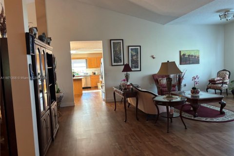 House in Port St. Lucie, Florida 4 bedrooms, 279.54 sq.m. № 2036713 - photo 10