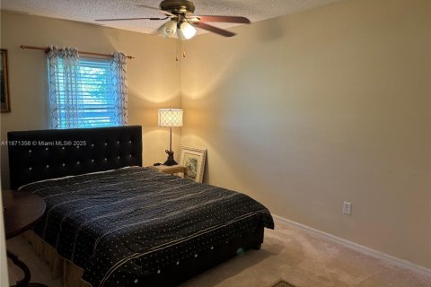 House in Port St. Lucie, Florida 4 bedrooms, 279.54 sq.m. № 2036713 - photo 11