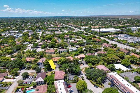 Commercial property in Coral Springs, Florida 330.92 sq.m. № 1207477 - photo 1