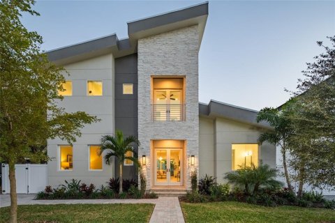 House in Sarasota, Florida 6 bedrooms, 254.83 sq.m. № 1246814 - photo 2