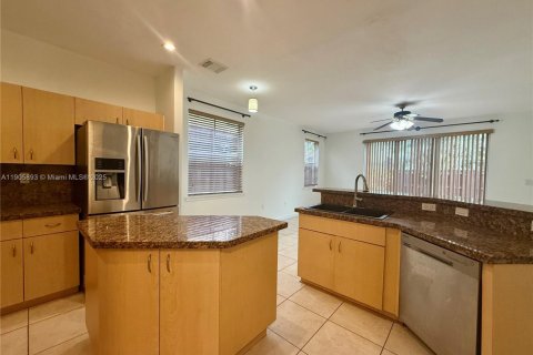 House in Miami, Florida 5 bedrooms, 261.71 sq.m. № 1958699 - photo 8