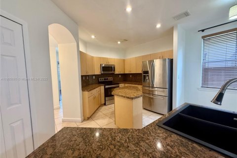 House in Miami, Florida 5 bedrooms, 261.71 sq.m. № 1958699 - photo 7