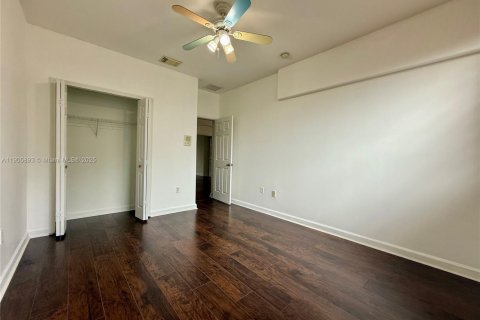 House in Miami, Florida 5 bedrooms, 261.71 sq.m. № 1958699 - photo 20