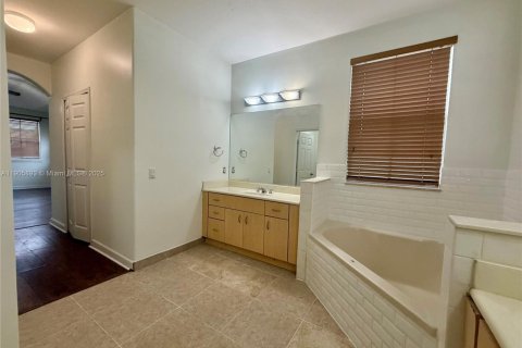 House in Miami, Florida 5 bedrooms, 261.71 sq.m. № 1958699 - photo 17