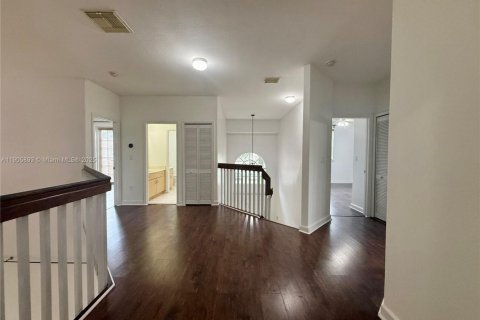 House in Miami, Florida 5 bedrooms, 261.71 sq.m. № 1958699 - photo 12