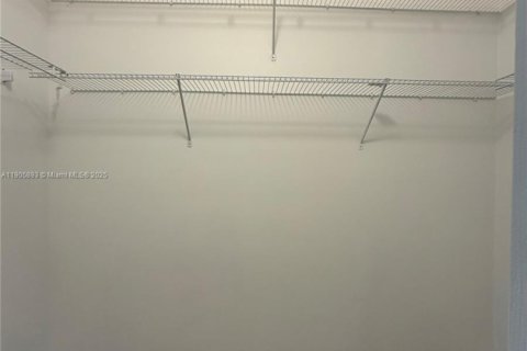 House in Miami, Florida 5 bedrooms, 261.71 sq.m. № 1958699 - photo 15