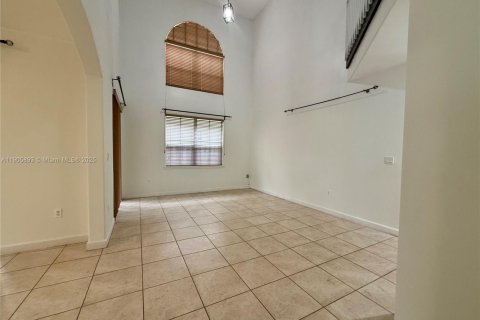 House in Miami, Florida 5 bedrooms, 261.71 sq.m. № 1958699 - photo 3