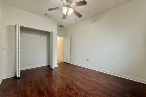 House in Miami, Florida 5 bedrooms, 261.71 sq.m. № 1958699 - photo 10