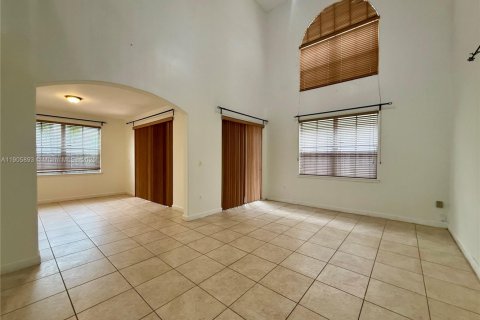 House in Miami, Florida 5 bedrooms, 261.71 sq.m. № 1958699 - photo 4