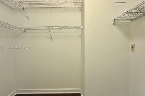 House in Miami, Florida 5 bedrooms, 261.71 sq.m. № 1958699 - photo 14