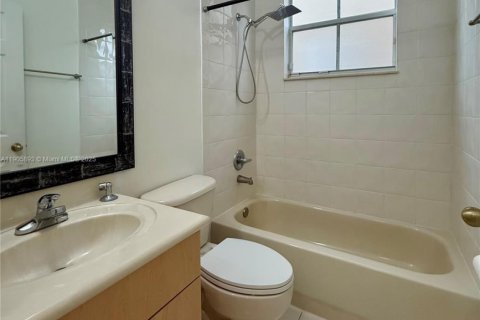 House in Miami, Florida 5 bedrooms, 261.71 sq.m. № 1958699 - photo 11